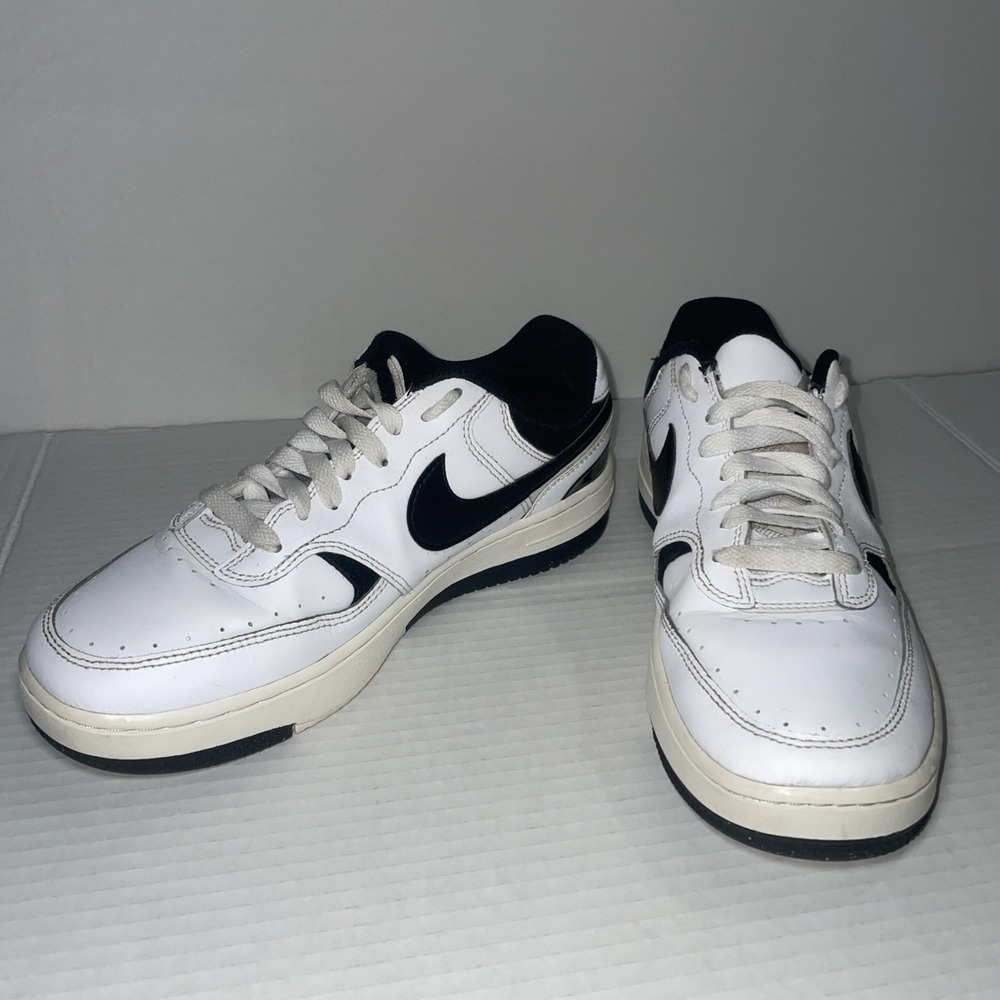 Nike Gamma Force Black / White Women's Sneakers Size 8